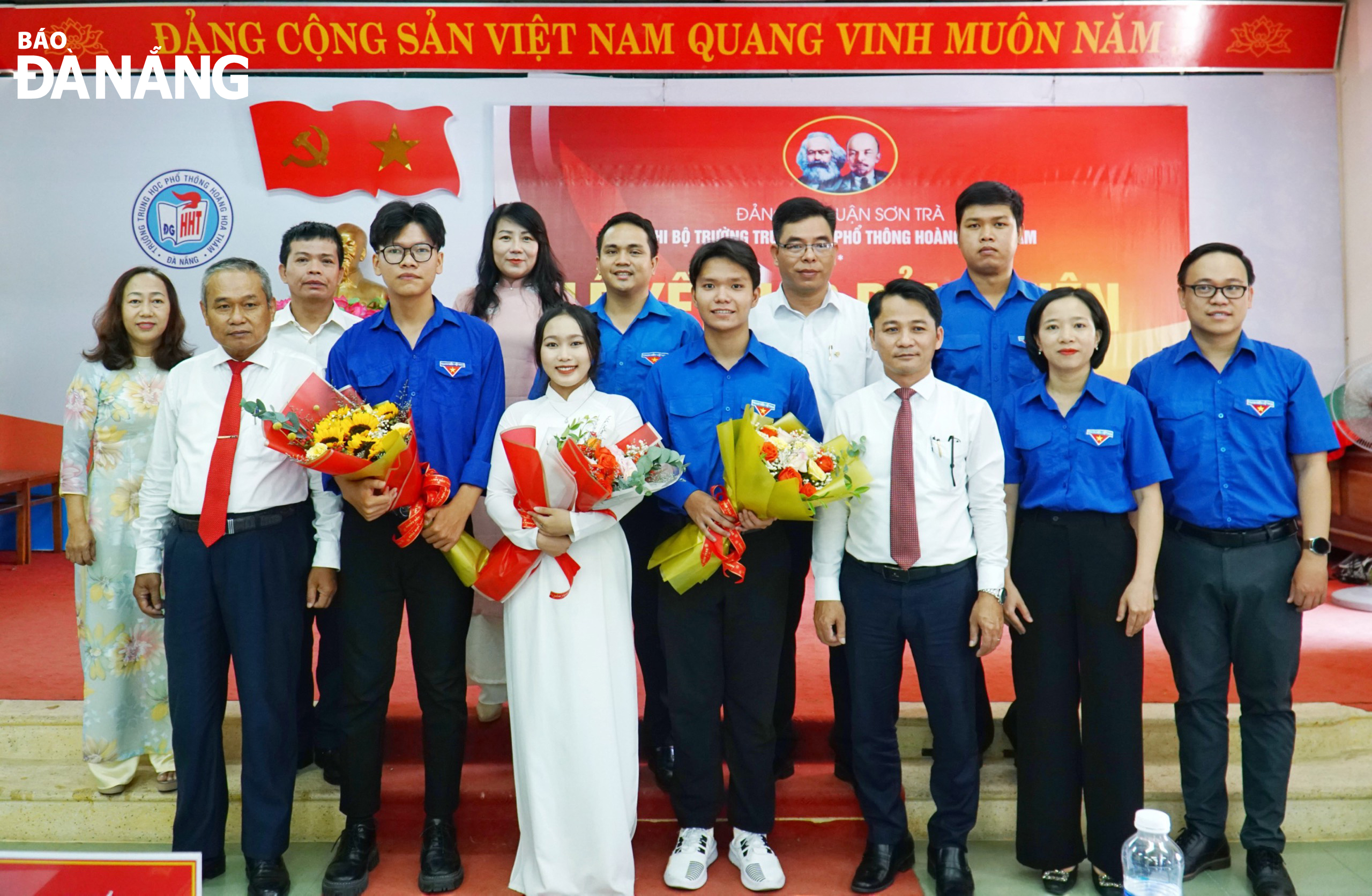 Chi bộ Trường THPT Hoàng Hoa Thám thuộc Đảng bộ quận Sơn Trà kết nạp Đảng cho học sinh lớp 12. Ảnh NGỌC PHÚ