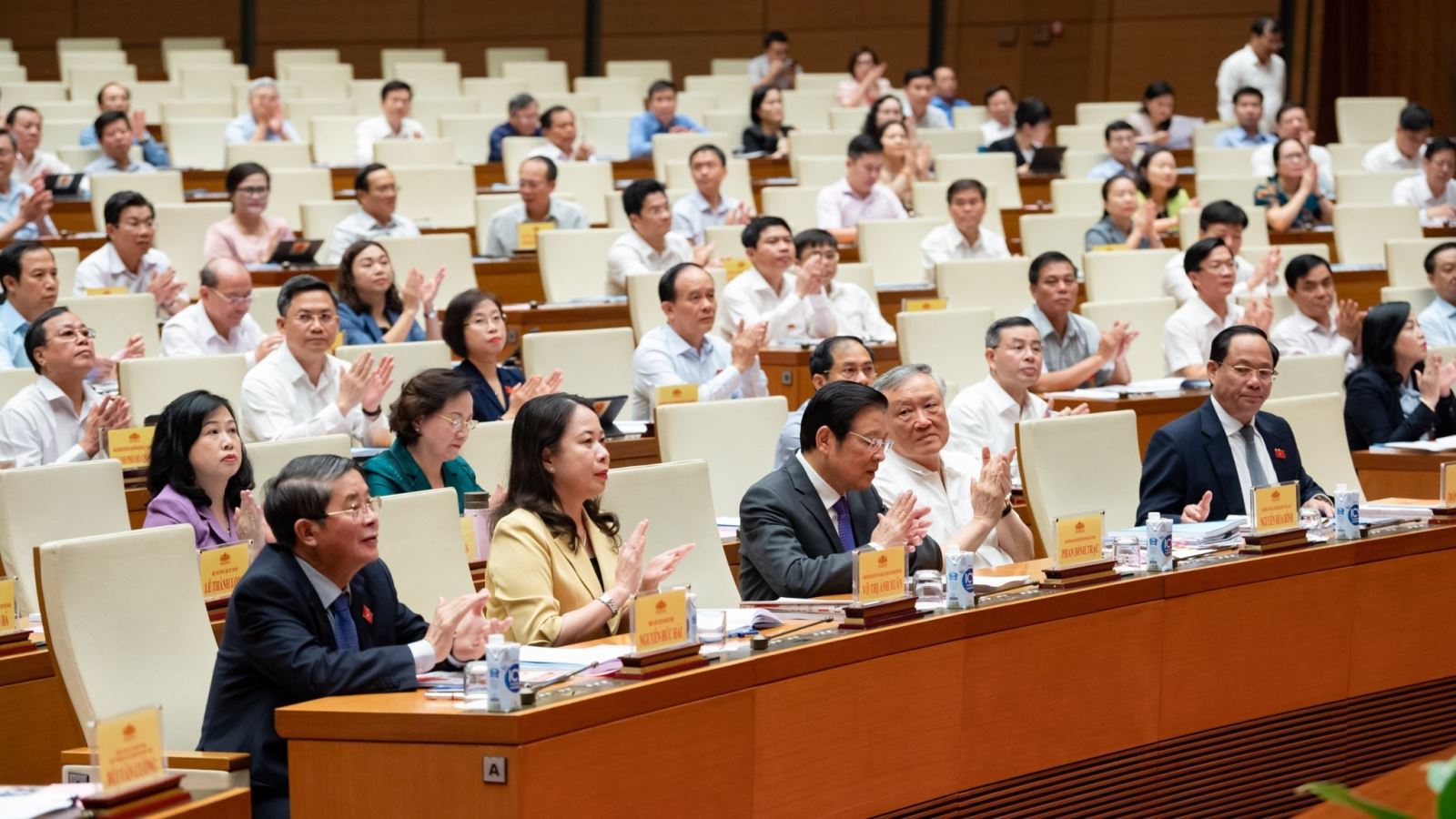 Tham dự Hội nghị có Trưởng Ban Nội chính Trung ương Phan Đình Trạc; Chánh án Tòa án nhân dân tối cao Nguyễn Hòa Bình; Chủ tịch Ủy ban Trung ương Mặt trận Tổ quốc Việt Nam Đỗ Văn Chiến; Phó Thủ tướng Chính phủ Lê Minh Khái; Phó Chủ tịch nước Võ Thị Ánh Xuân.