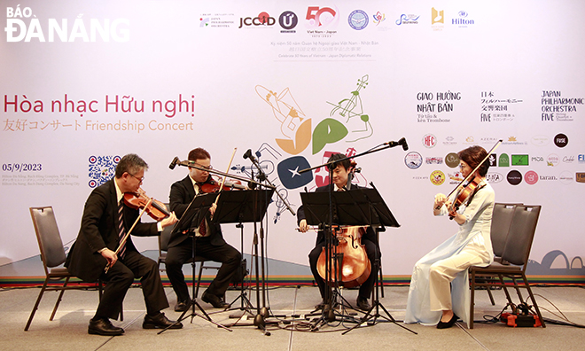 Japanese artists perform at the concert. Photo: X.D