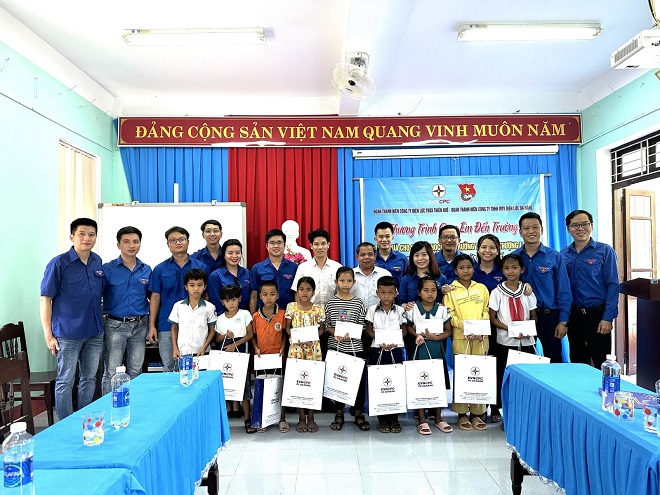 Đoàn thanh niên PC Đà Nẵng và PC Thừa Thiên Huế trao quà đến các em tại Trường tiểu học Thượng Long.