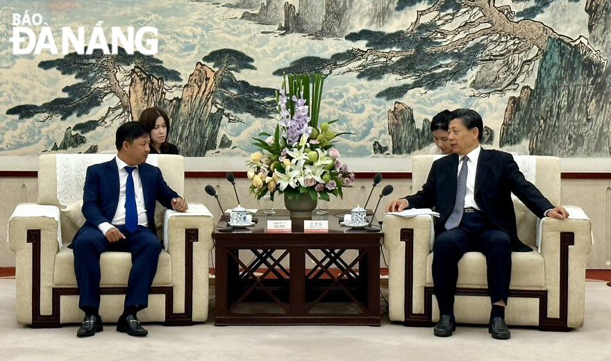 Deputy Secretary of the Da Nang Party Committee Luong Nguyen Minh Triet (left) and the leader of Shandong Province at the meeting.