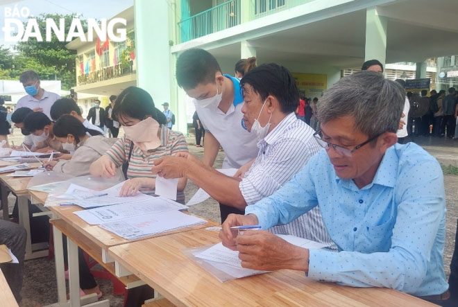 Phụ huynh và sinh viên đăng ký nhập học tại Trường ĐH Sư phạm Kỹ thuật, ĐH Đà Nẵng. Ảnh: NGỌC HÀ