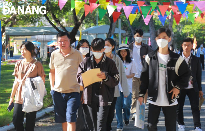 Parents and students from provinces and cities nationwide flock to the University of Economics - the University of Da Nang for university enrollment. Photo: NGOC HA