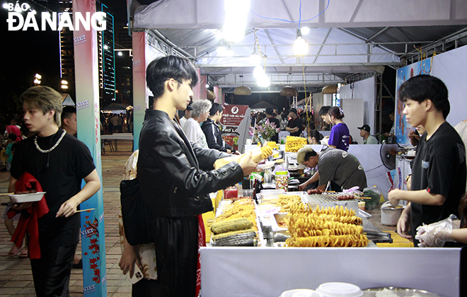 lễ hội có 60 các gian hàng giới thiệu thông tin, văn hóa, sản phẩm, ẩm thực và trò chơi dân gian đặc trưng của hai nước Việt Nam và Hàn Quốc. Ảnh: X.D