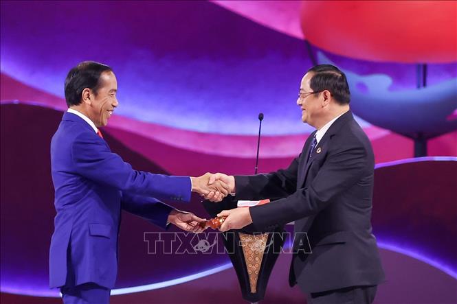Tổng thống Indonesia Joko Widodo chuyển giao chức Chủ tịch ASEAN luân phiên cho Lào, chiều 7-9. Ảnh: Dương Giang/TTXVN