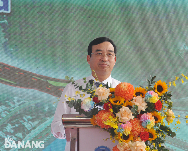Chủ tịch UBND thành phố Lê Trung Chinh, phát biểu tại buổi lễ. Ảnh: THÀNH LÂN
