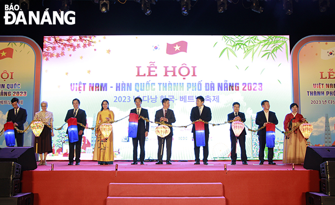 Delegates perform the Mid-autumn Festival lantern lighting ceremony at the festival. Photo: X.D