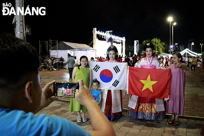 People pose for commemorative photos with South Korean artistes. Photo: X.D