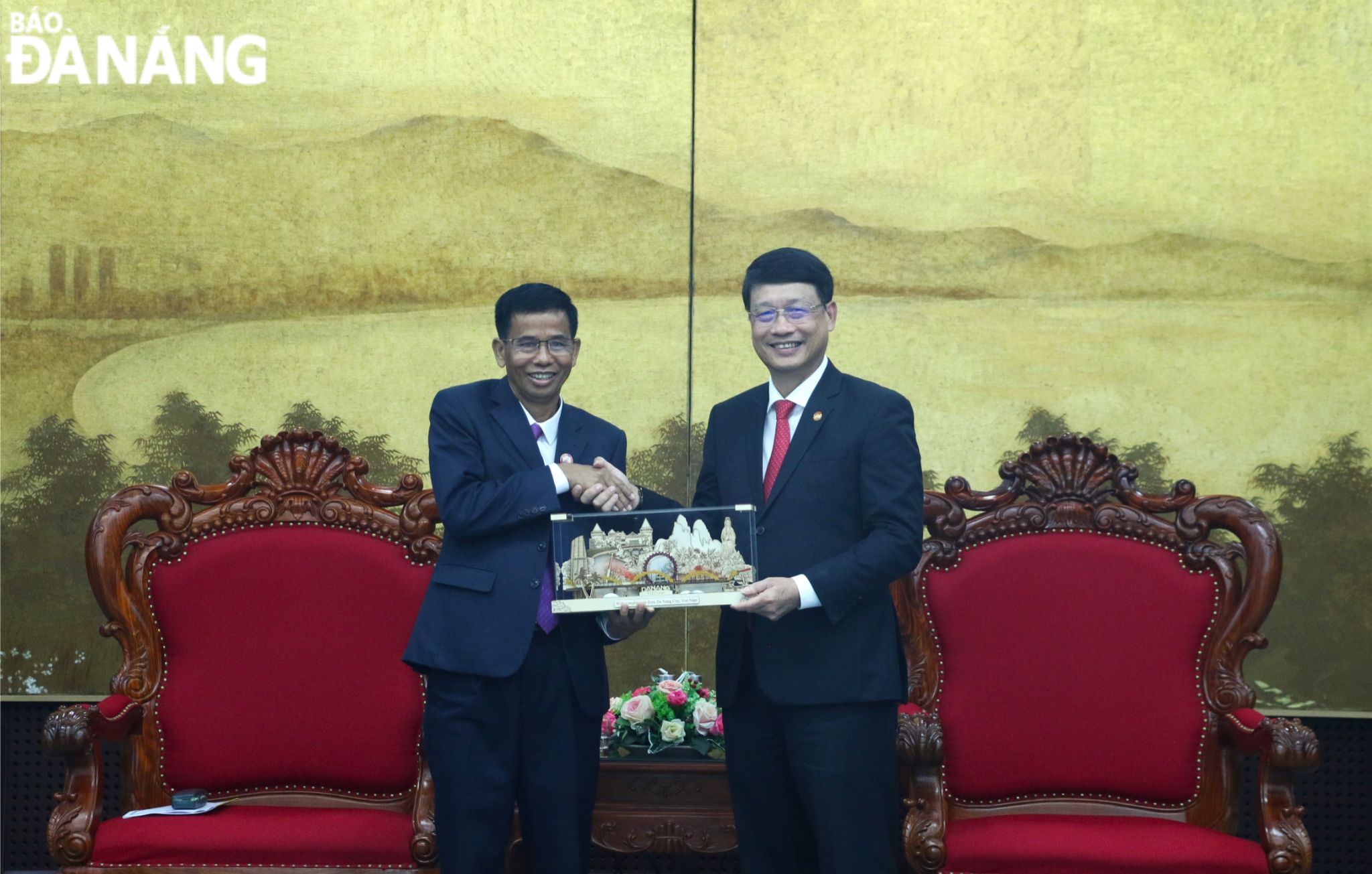 Mr. Ngo Xuan Thang, Chairman of the Viet Nam Fatherland Front Committee in Da Nang (right) and Mr. Khamta Hosongluong, Chairman of the Lao Front Committee for National Construction in Salavane Province