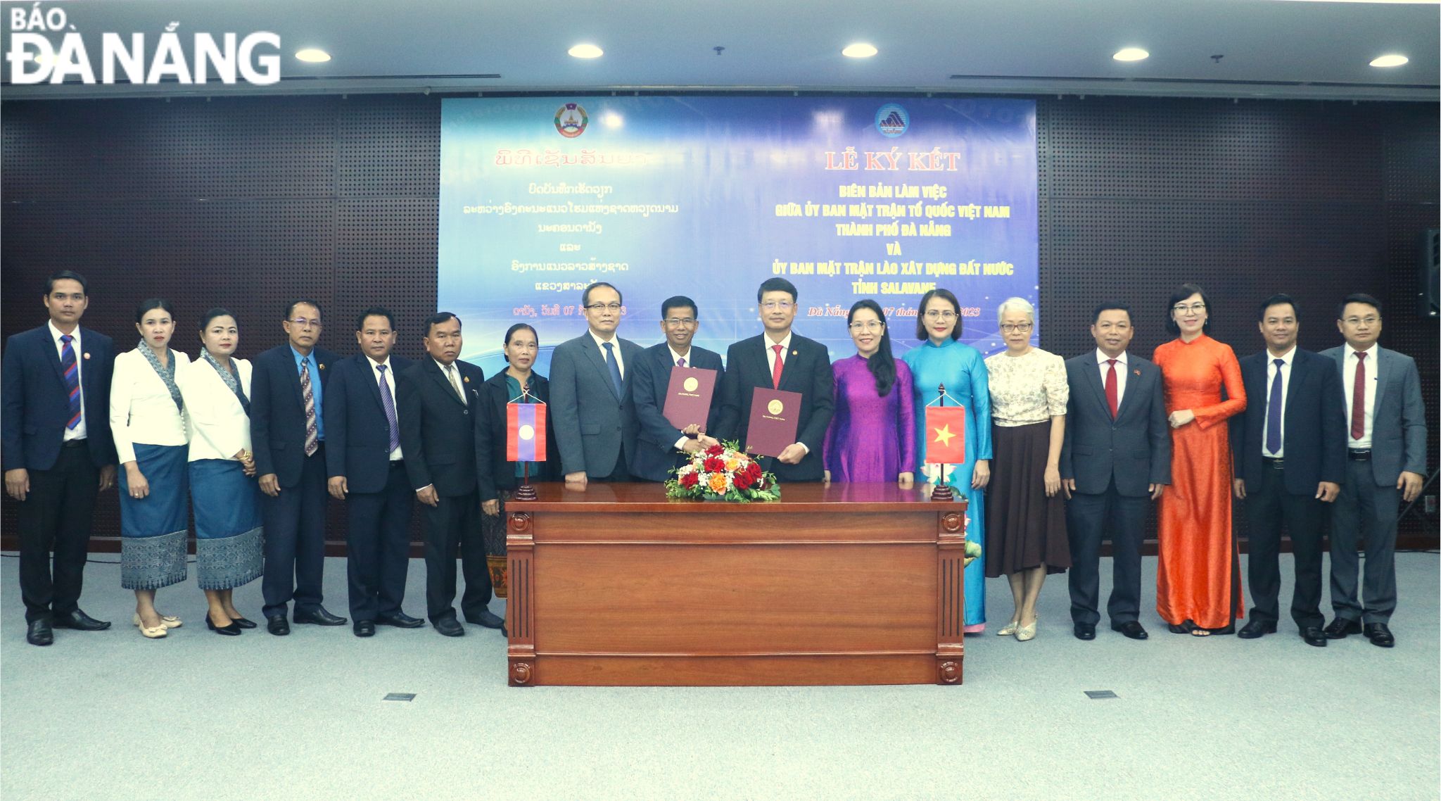 The signing ceremony of the working minutes in progress