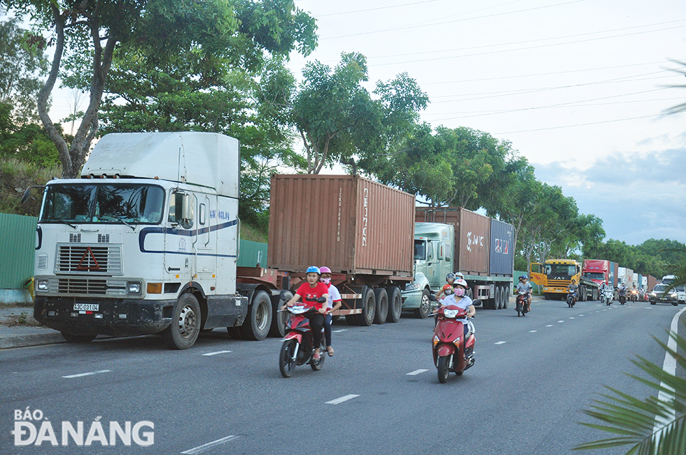 Xe container lưu thông trên cầu Tiên Sơn, hướng ra cảng Tiên Sa. Ảnh: THÀNH LÂN