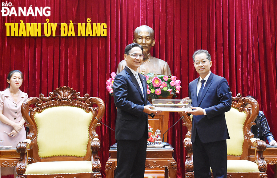 Secretary of the Da Nang Party Committee Nguyen Van Quang (right) presenting a souvenir to the representative of Sun Frontier Real Estate JSC. Photo: THU HA