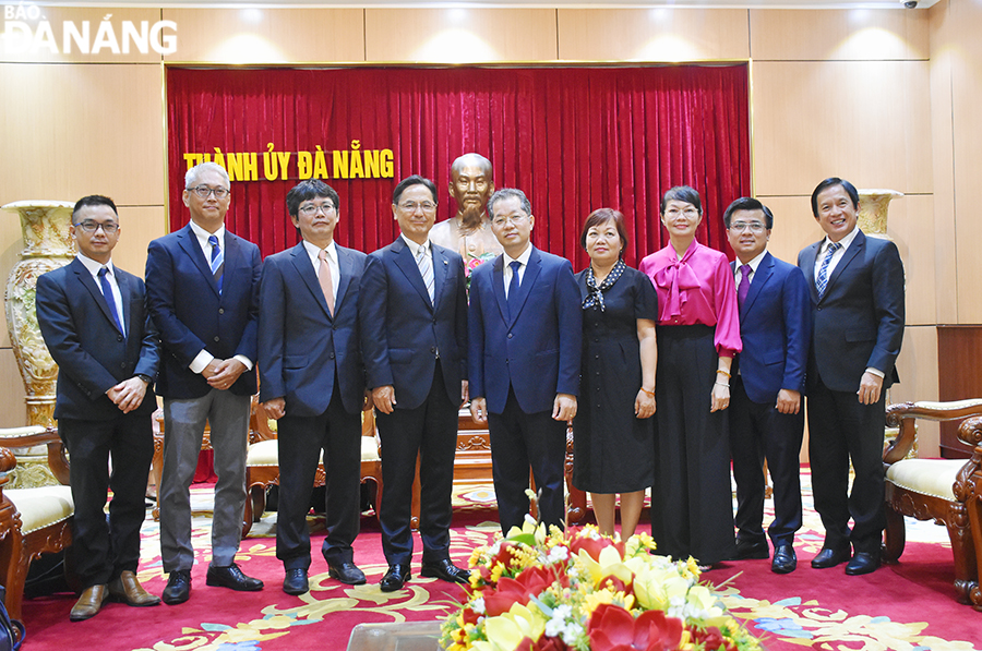 Secretary of the Da Nang Party Committee Nguyen Van Quang (5th, left) said that the municipal government will create the best conditions for investors on the basis of ensuring the provisions of the law, towards achieving the common goals for the development of the city. Photo: THU HA