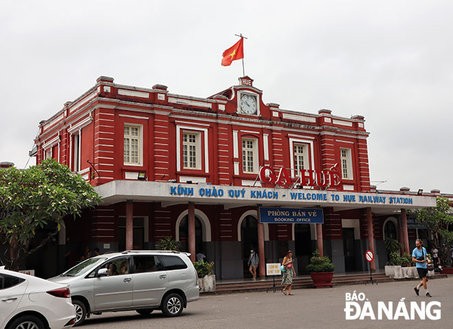 * Lần đi du lịch bằng đường sắt vừa rồi, tôi nghe nói ga Huế là một trong những nhà ga cổ ở Việt Nam. Xin giới thiệu đôi nét về nhà ga nổi tiếng xứ Thần kinh này. (Trương Văn Ánh, Thanh Khê, Đà Nẵng).
