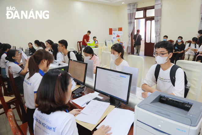 Khá đông sinh viên đến trường làm hồ sơ nhập học. (Ảnh chụp tại Trường Đại học Kinh tế). Ảnh: NGỌC HÀ	