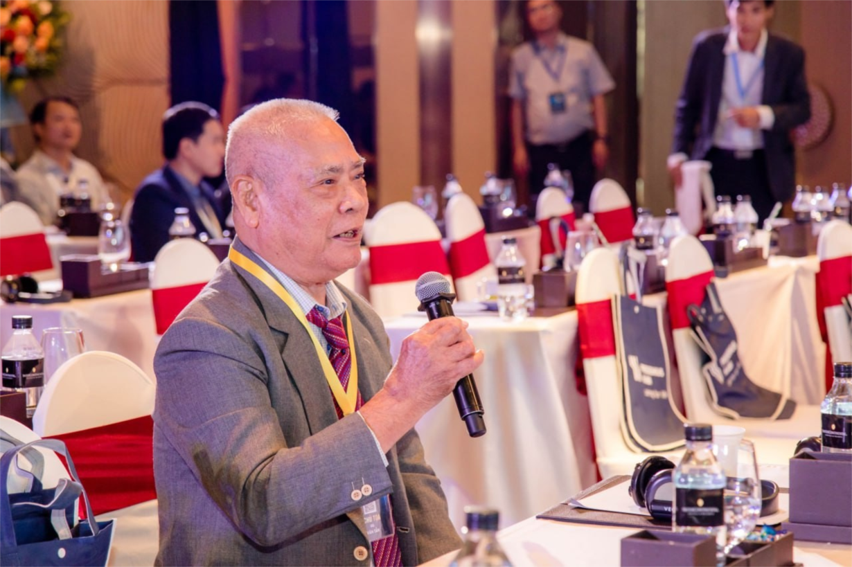 Giáo sư  Văn Tần tại hội nghị Khoa học Công nghệ Bệnh viện Bình Dân lần thứ 20 tháng 4-2023. Ảnh: BVCC
