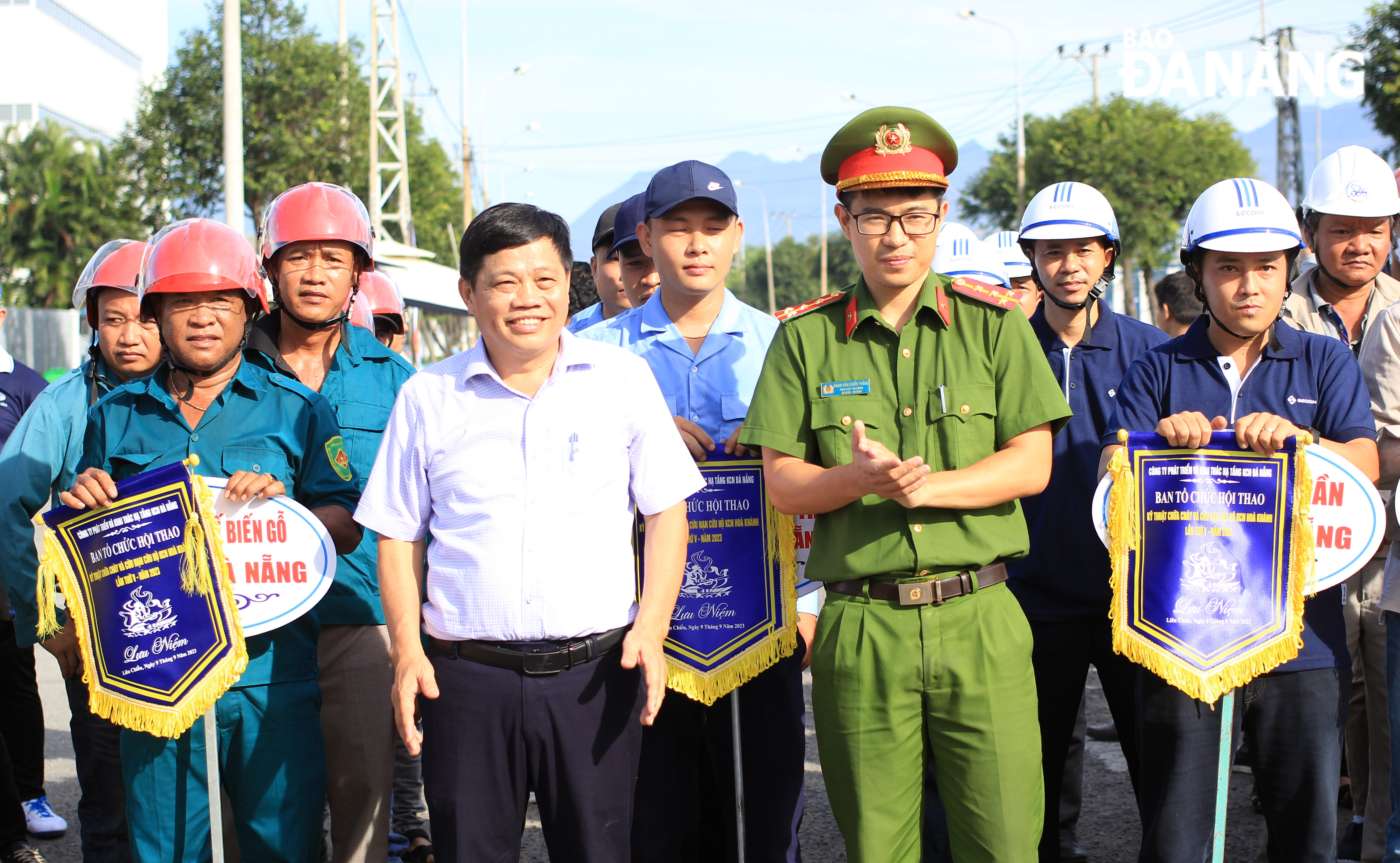 Ban tổ chức trao cờ lưu niệm cho các đội tham gia hội thao. Ảnh: X.H