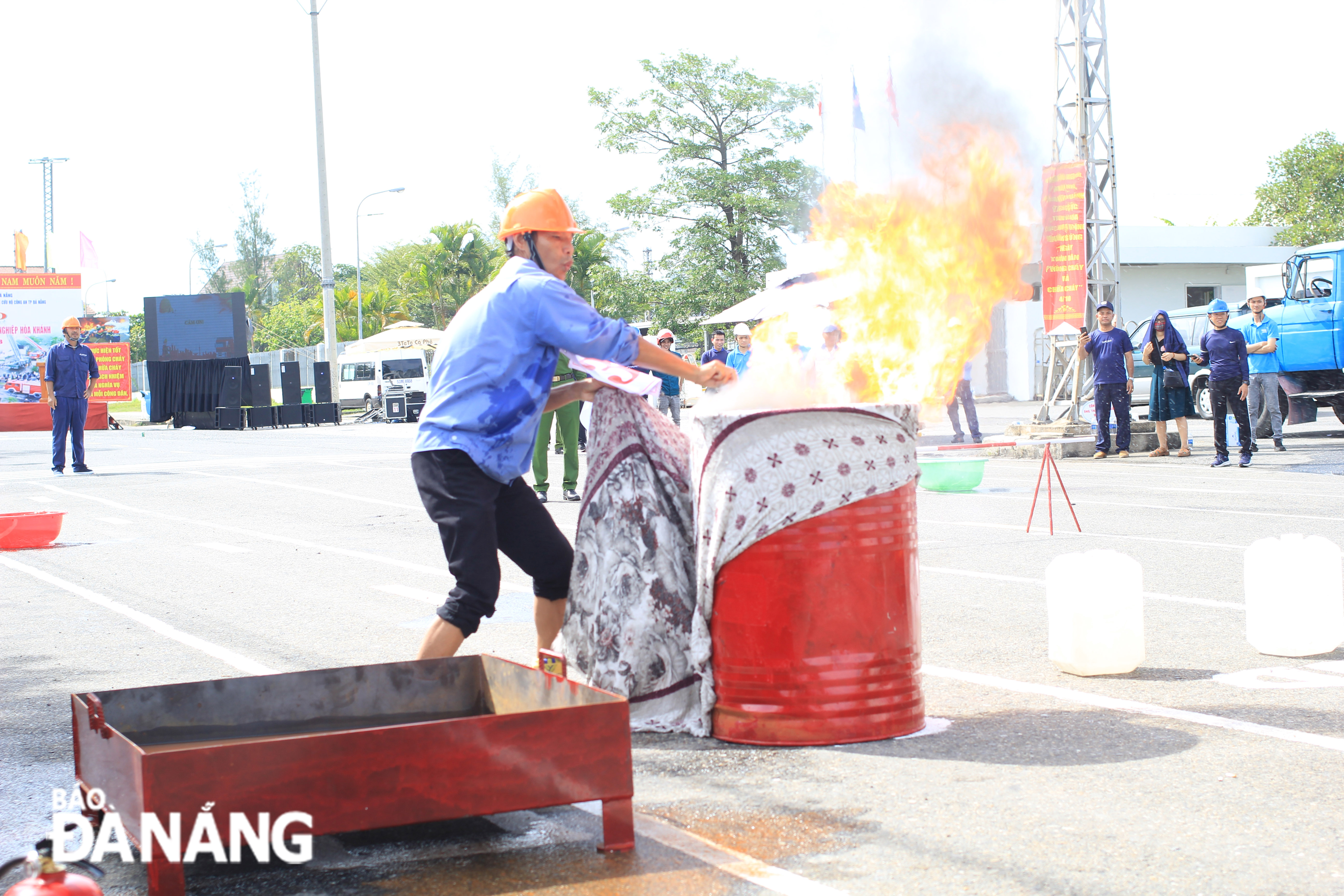 The sports festival had the participation of 21 grassroots fire prevention and fighting teams at representative businesses located in the Hoa Khanh Industrial Park and the Da Nang Seafood Service Industrial Park