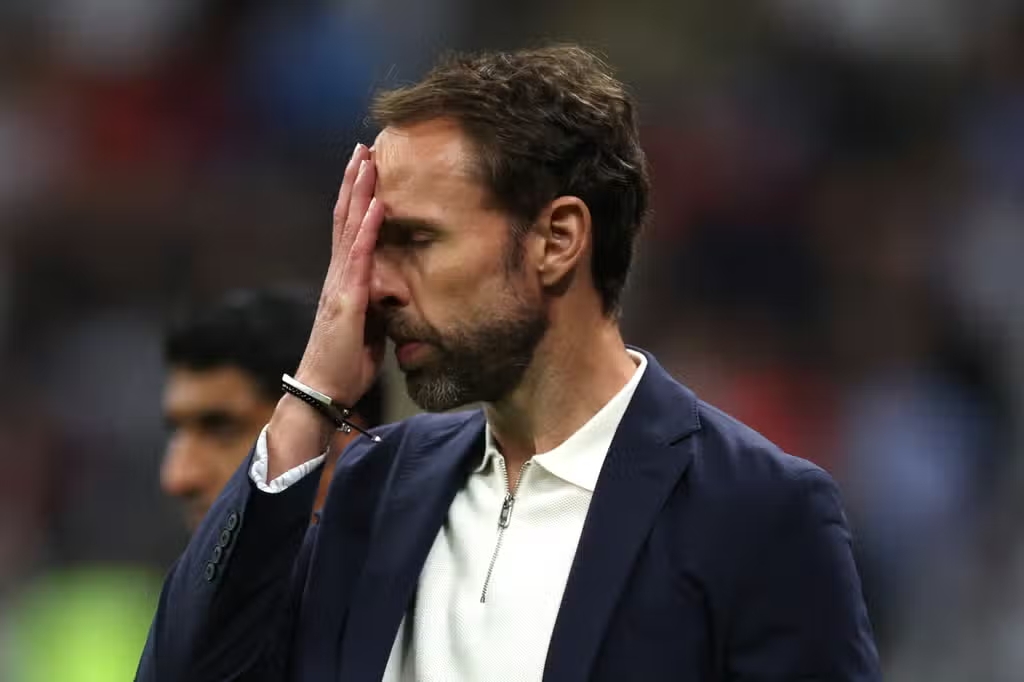 HLV Gareth Southgate căng thẳng với những lựa chọn đầy lo lắng của mình ở đợt tập trung lần này. Ảnh: Evening Standard