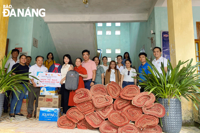 Hành trình yêu thương của Đoàn trường THPT Hoàng Hoa Thám đến với học sinh vùng cao Quảng Nam. Ảnh: T.L