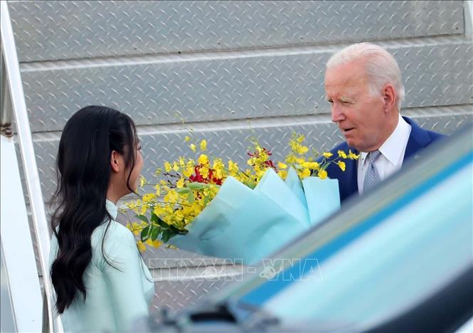 Thiếu nữ Thủ đô tặng hoa, chào mừng Tổng thống Hoa Kỳ Joe Biden đến  Hà Nội, bắt đầu chuyến thăm cấp Nhà nước tới Việt Nam. Ảnh: An Đăng/TTXVN