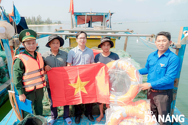 The companionship of authorities and unions helps fishermen feel secure when going fishing at sea. Photo: T.Y