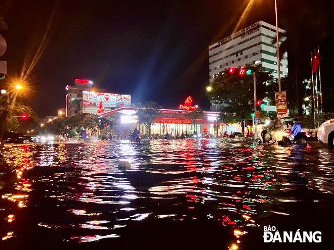 Tại điểm giao nhau giữa đường Nguyễn Văn Linh - Hàm Nghi - Lê Đình Lý xảy ra ngập cục bộ.