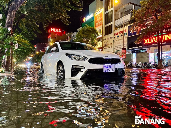 Nhiều phương tiện không thể di chuyển trên tuyến đường Hàm Nghi do ngập úng.