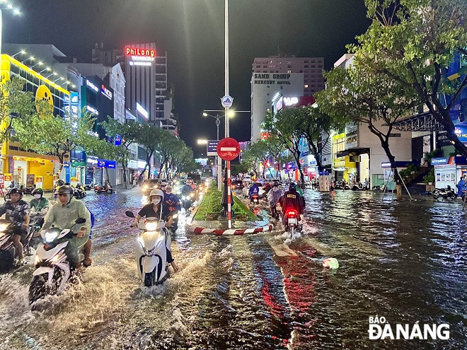   Nhiều đoạn trên tuyến đường Nguyễn Văn Linh bị ngập úng do mưa lớn vào chiều tối 10-9.