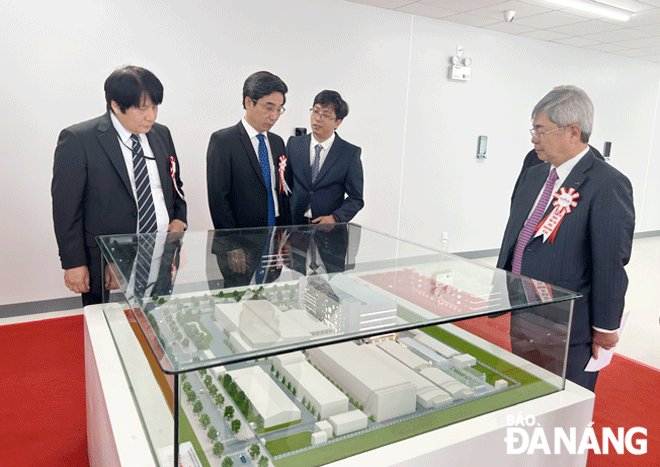 Currently, a number of businesses in the city promote industrial production through investment expansion. IN PHOTO: Vice Chairman of the Da Nang People's Committee Tran Chi Cuong (2nd, left) and delegates visit the model of building G developed by the Murata Manufacturing Vietnam Co., Ltd. based in the Hoa Khanh Industrial Park, Lien Chieu District. Photo: MAI QUE