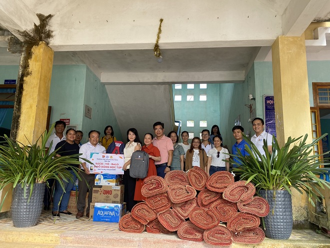 Teaching staff and students of the Hoang Hoa Tham Senior High School prepare for their journey to bring love to the students in mountainous areas of Quang Nam Province. Photo: THIEN LAM