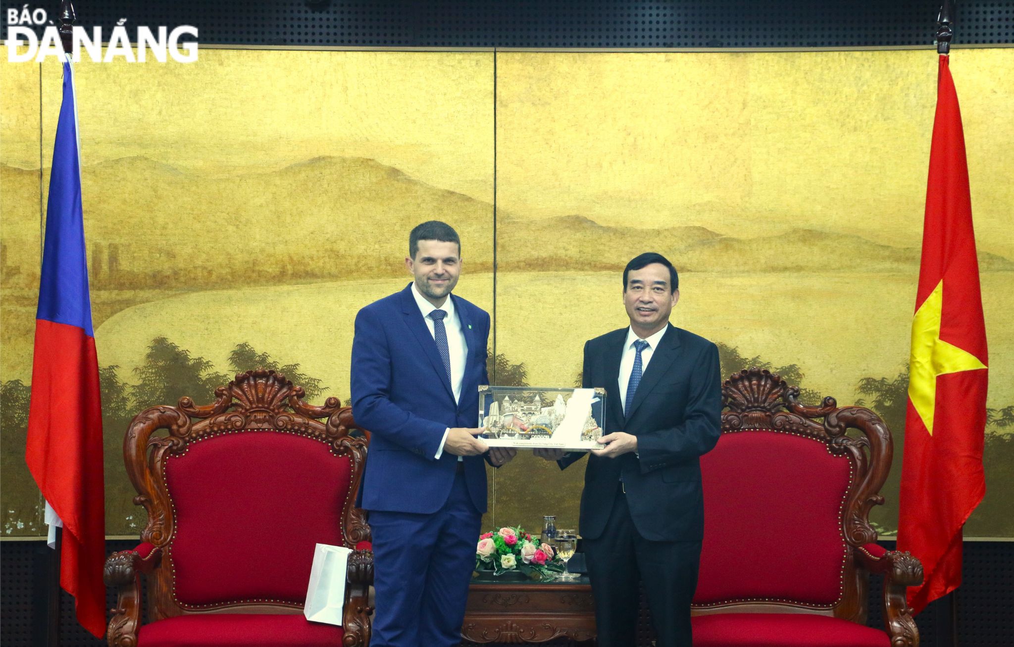 Da Nang People's Committee Chairman Le Trung Chinh (right) presenting a souvenir to Minister of Environment of the Czech Republic Petr Hladik. Photo: T.PHUONG