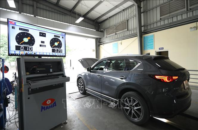 Kiểm định hệ thống phanh xe tại Trung tâm đăng kiểm xe cơ giới 2917D, quận Long Biên. Ảnh minh họa: Hoàng Hiếu/TTXVN