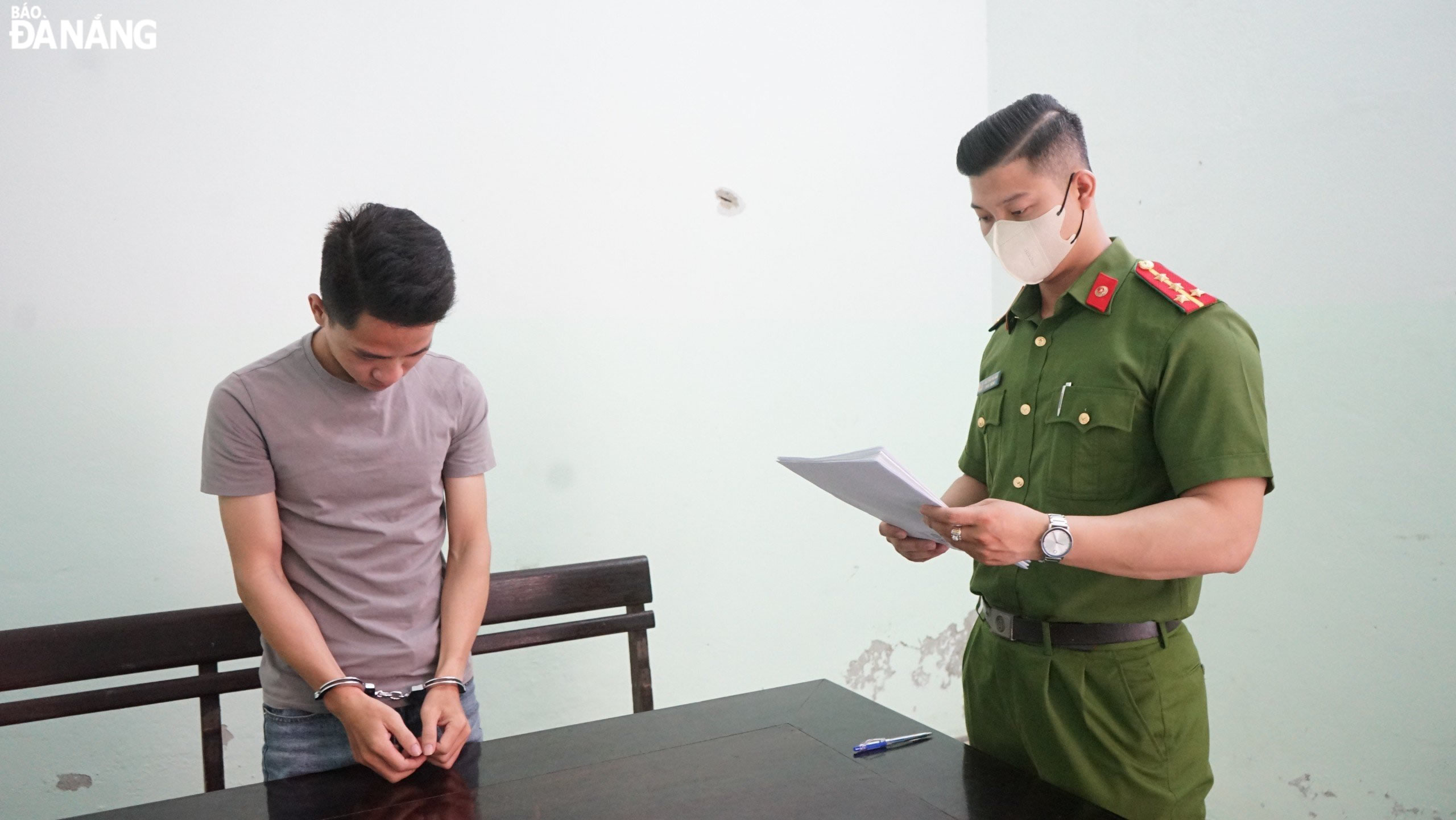 Cơ quan Cảnh sát điều tra, Công an quận Hải Châu thi hành lệnh bắt tạm giam đối với Hoàng Đức Nhu (bên trái). Ảnh: L.H