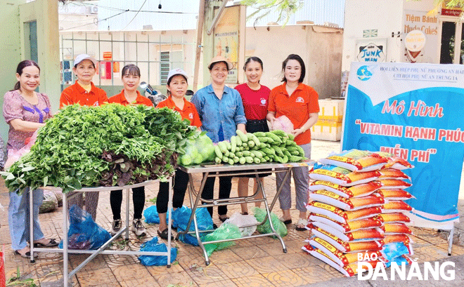 Hội viên Chi hội Phụ nữ An Trung 1A phát rau, củ, quả và nhu yếu phẩm cho bà con nghèo trên địa bàn Ảnh: HUỲNH VŨ