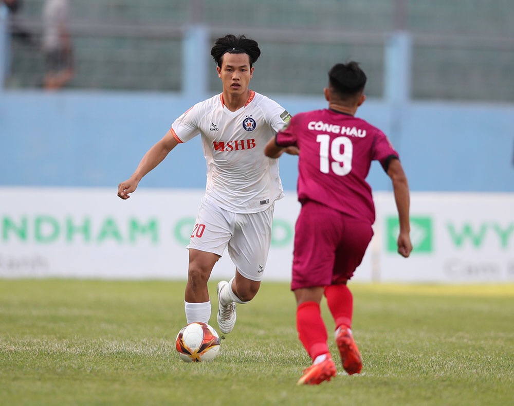 SHB Đà Nẵng (bên trái) trong trận đấu gặp Khánh Hòa vòng cuối V-League 2023. Ảnh: M.M