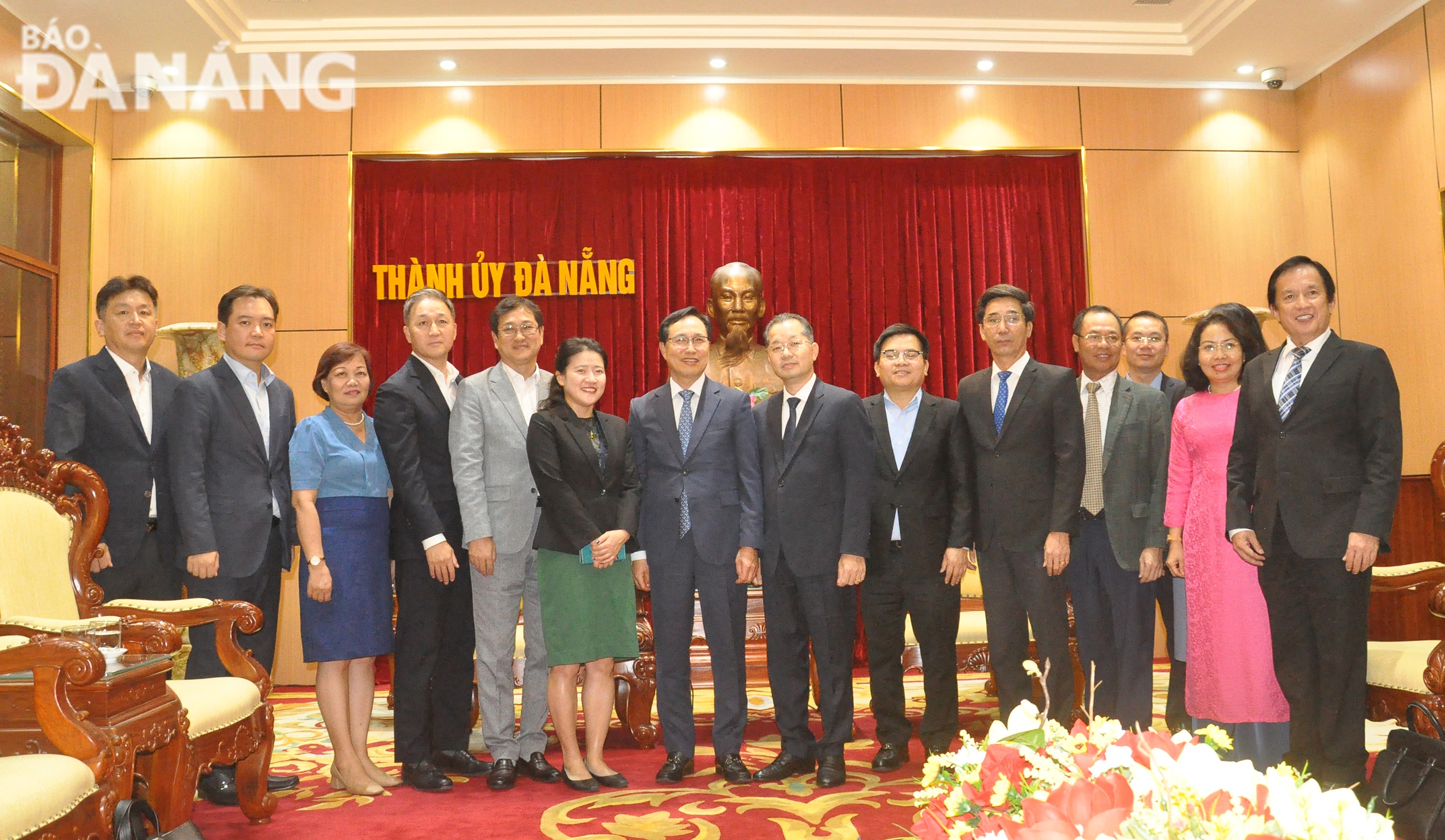 Representatives of Samsung Viet Nam and Da Nang leaders posing for a group photo. Photo: THANH LAN