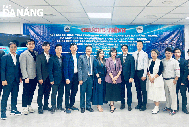 The delegation of the Da Nang Department of Science and Technology pose for souvenir photos at the launching of the Da Nang - Seoul Innovation Space. Photo: VAN HOANG