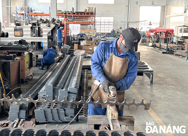 Workers are seen working at the Huynh Duc Production, Trade and Services Company Limited based Lien Chieu District. Photo: M.Q