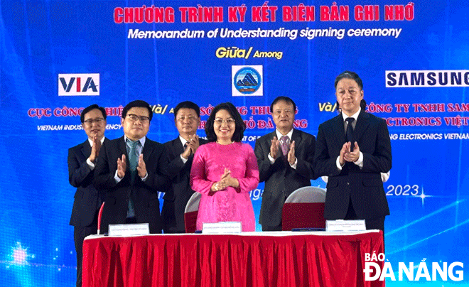 The Da Nang Department of Industry and Trade, the Department of Industry under the Ministry of Industry and Trade, and the Samsung Electronics Vietnam Co., Ltd. signed a Memorandum of Understanding on implementing a smart factory development project for Vietnamese businesses in Da Nang and Central Viet Nam. Photo: M.Q