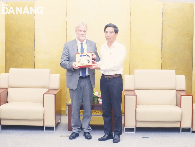 Municipal People's Committee Vice Chairman Tran Chi Cuong (right) and Mr. Matthias Kaiser, President of AVESTOS FAV Vocational Training Association, 