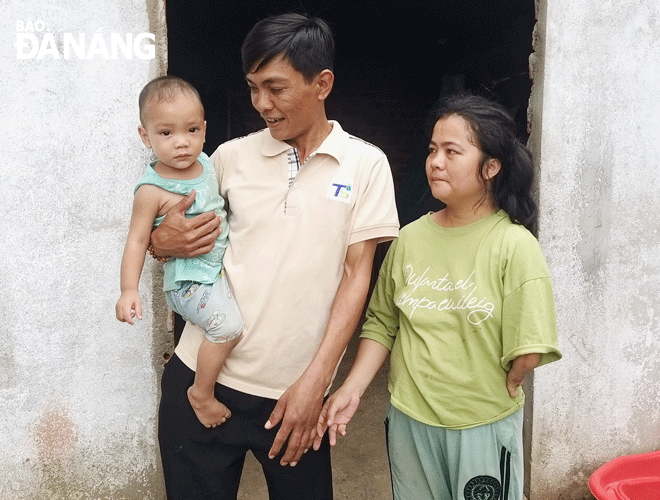 Gia đình anh Lê Văn Nam trong căn phòng rộng chừng 10m2 dựng tạm sát bên nhà ba mẹ vợ. Ảnh: ĐẮC MẠNH