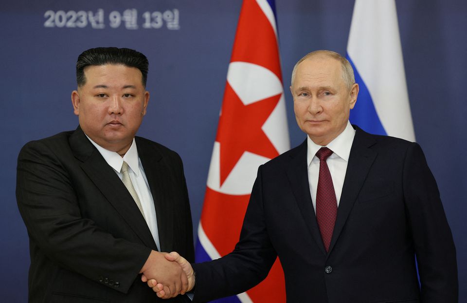 Tổng thống Nga Vladimir Putin (bên phải) bắt tay nhà lãnh đạo Triều Tiên Kim Jong-un trong cuộc gặp tại Vostochny ở vùng Viễn Đông (Nga), ngày 13-9. Ảnh: Sputnik