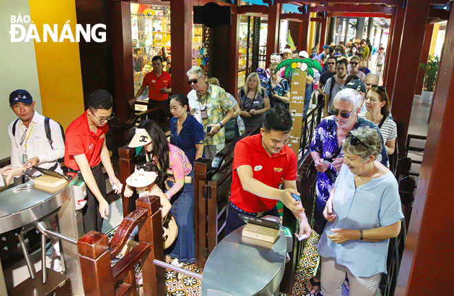 Staff at the Sun World Ba Na Hills Tourist Area are seen given guidance to visitors. Photo: THU HA