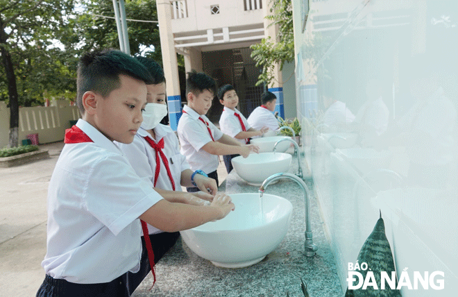 Học sinh Trường Tiểu học Duy Tân (quận Liên Chiểu) rửa tay trong giờ ra chơi. (Ảnh chụp ngày 13-9) Ảnh: NGỌC HÀ