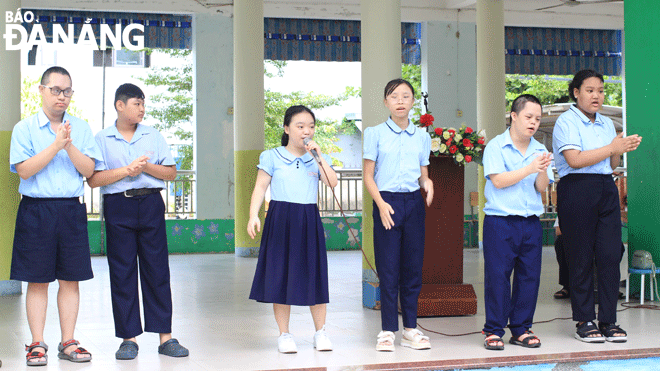 Học sinh Trường Chuyên biệt Tương Lai tham gia sinh hoạt ngoại khóa. Ảnh: XUÂN HẬU