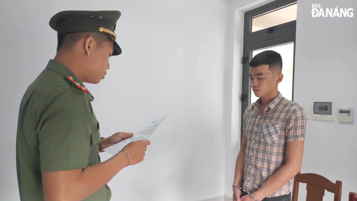 Cơ quan An ninh điều tra tống đạt quyết định khởi tố bị can, bắt tạm giam Nguyễn Nhật Tân (bên phải). Ảnh: C.A