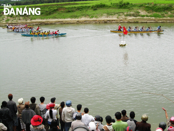 Đua thuyền bên bến Túy Loan trong Lễ hội đình làng Túy Loan. Ảnh: NHƯ HẠNH