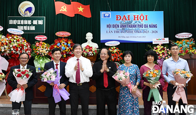 PGS.TS Đỗ Lệnh Hùng Tú - Chủ tịch Hội Điện ảnh Việt Nam, Nhà nghiên cứu Bùi Văn Tiếng - Bí thư Đảng đoàn, Chủ tịch Liên hiệp các Hội Văn học - Nghệ thuật tặng hoa cho Ban Chấp hành Hội Điện ảnh thành phố nhiệm kỳ 2023 - 2028 ra mắt Đại hội. Ảnh: X.D