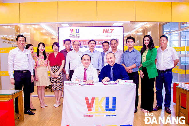 NLT Group ký kết biên bản ghi nhớ hợp tác (MoU) với Trường Đại học Công nghệ Thông tin và Truyền thông Việt - Hàn (VKU) trong nghiên cứu, chuyển giao công nghệ, nâng cao chất lượng đào tạo và phát triển nguồn nhân lực cho xã hội. Ảnh: H.L